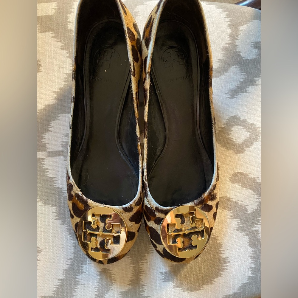 Tory Burch Calf Hair Leopard Print Logo Pump Sz 9